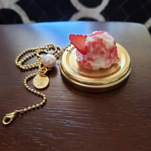 Q-pot strawberry ice cream scoop